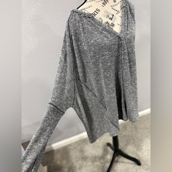 Kye Mi Long Sleeve Knit Top
Size Large – Gray – Back Slit Detail - Picture 4 of 8
